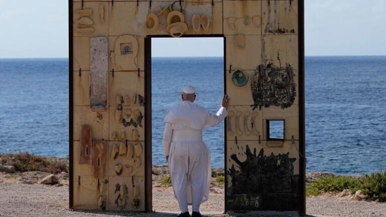 Papa lutet në varrezat e emigrantëve, kalon Portën e Evropës dhe ecën i vetëm mbi shkëmbinj