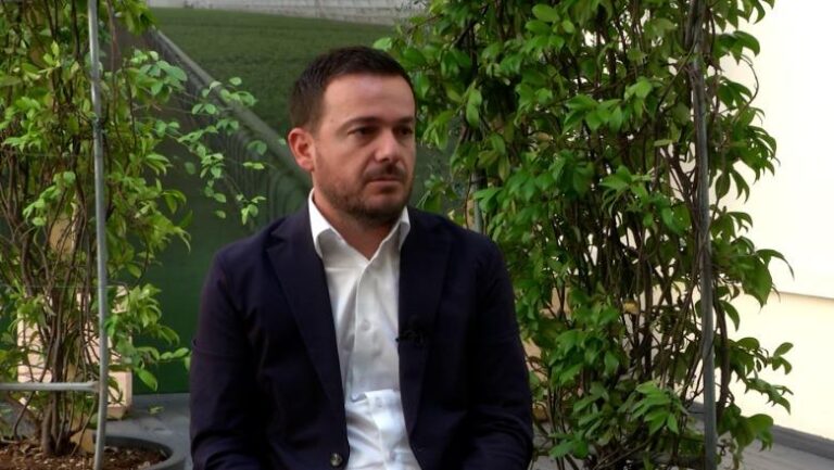 Fermerët ankohen për treg dhe çmime të ulëta, ministri Salla: Nuk do të lejohen abuzimet
