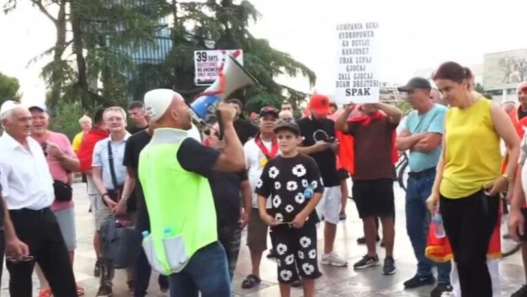 39 ditë protestë, qytetarja: Tjetër skandal, po dhurohen bileta falas për nxënësit që të shkojnë tek koncerti i Kanye West