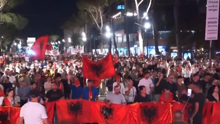Pas fjalimeve, protestuesit fillojnë marshimin e 40-të në rrugët e Tiranës