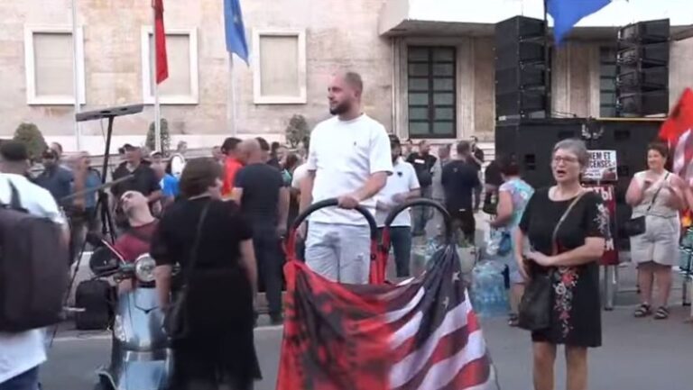 Protesta/ Lika fton shqiptarët të bojkotojnë pushimet verore: Është e vetmja mënyrë që të bëni pushime gjithë jetën