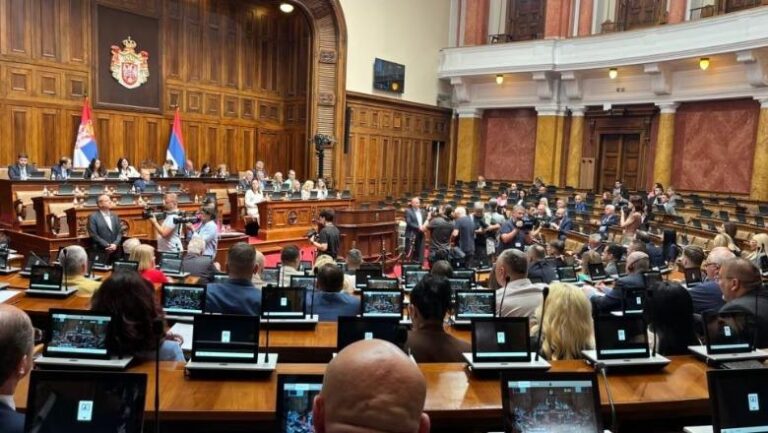 53 deputetë opozitarë në Serbi duan shkarkimin e ministres Paunoviç pas deklaratës për Kosovën