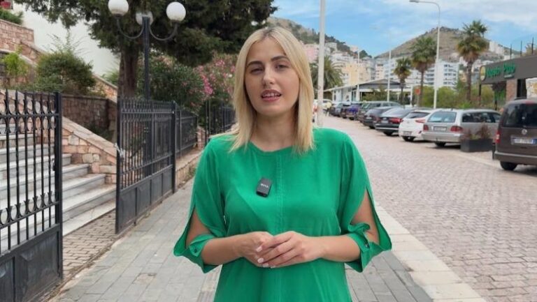 VIDEO/ Deputetja Zhupa për ndotjen e detit në Porto Palermo: Pushuesit dolën me njolla vaji nga uji, ku janë institucionet?