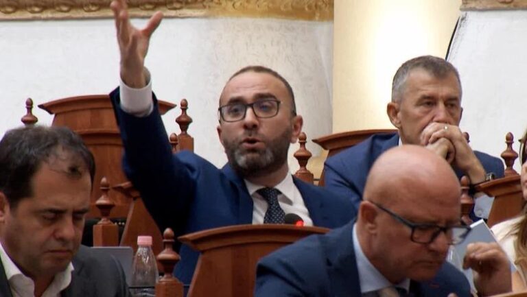 Bardhi i përgjigjet Ballës: Hiqni nga raportimi vetëm Avokatin e Popullit! Çështja është në Kushtetuese