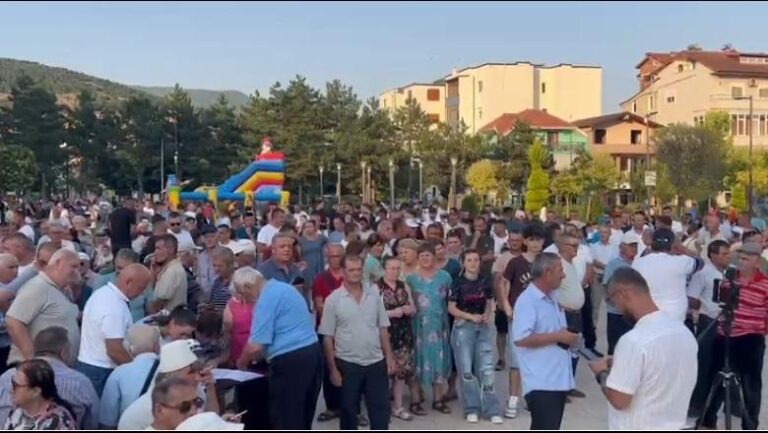 Protestë në Përrenjas, banorët firmosin peticionin: Nuk e duam bashkimin me Librazhdin