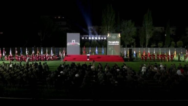 VIDEO/ Diplomohen 67 oficerë të rinj, i pranishëm dhe kryeministri Rama