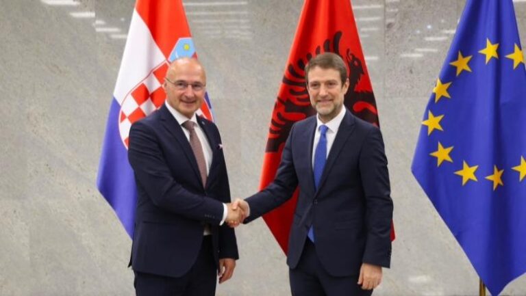Ministri Hoxha thirrje Serbisë: Mos i fryni zjarreve të luftës, marrëveshja Shqipëri-Kosovë-Kroaci nuk është justifikim për militarizim në rajon