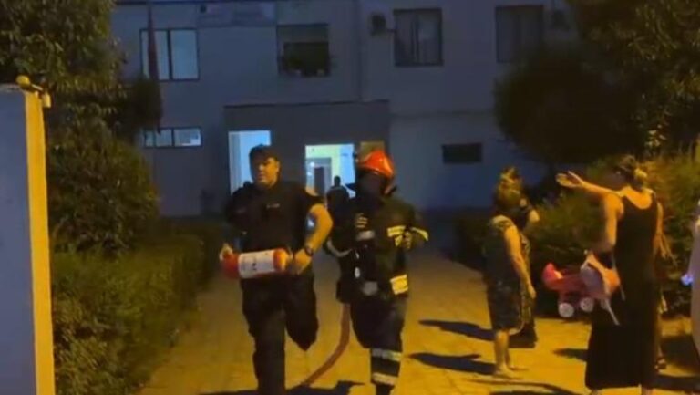 Zjarr pranë Drejtorisë Arsimore të Fierit, ndërhyrja e shpejtë e zjarrfikësve shmang përhapjen e flakëve