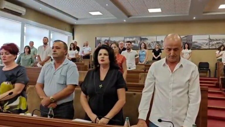 Tragjedia me 3 viktima, Këshilli Bashkiak Shkodër nis mbledhjen me 1 minutë heshtje
