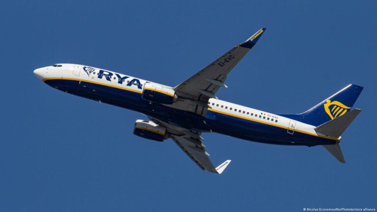 Dritarja thyhet në avionin e Ryanair, pasagjeri rrezikon të thithet jashtë