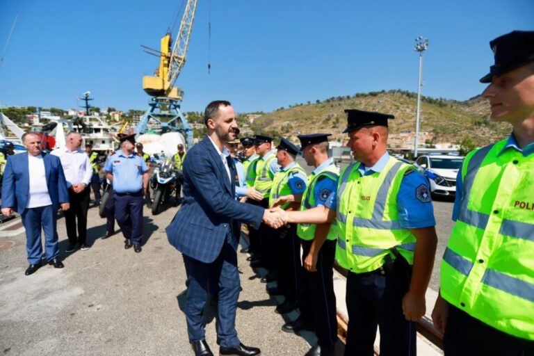 Ministri Lamallari inspekton masat për turizmin, fokus te siguria, zhurmat dhe lundrimi