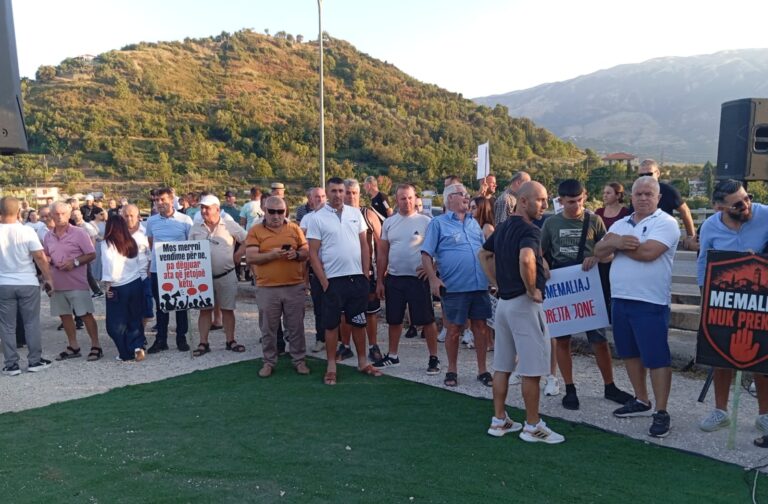 Protestë nga banorët e Memaliajt: Nuk bashkohemi me Tepelenën!