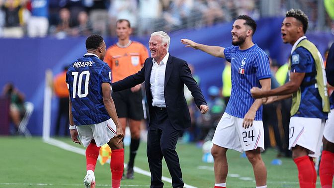franca-dhe-meksika-sigurojne-fazen-e-1-8-ve-ekipi-i-deschamps-dhuron-spektakel