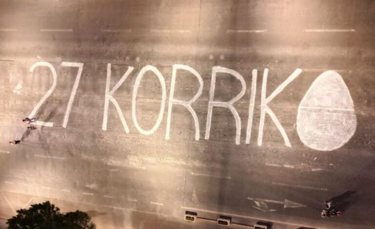 “27 korrik”, vizatohet data e protestës së nesërme në bulevard. Piktura epike, mesazh për deputetët