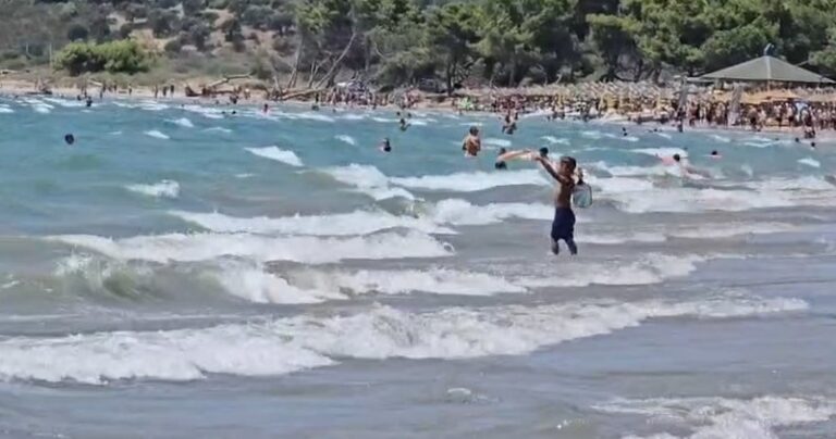 Era e fortë dhe dallgët detyrojnë largimin e pushuesve nga plazhet e Vlorës