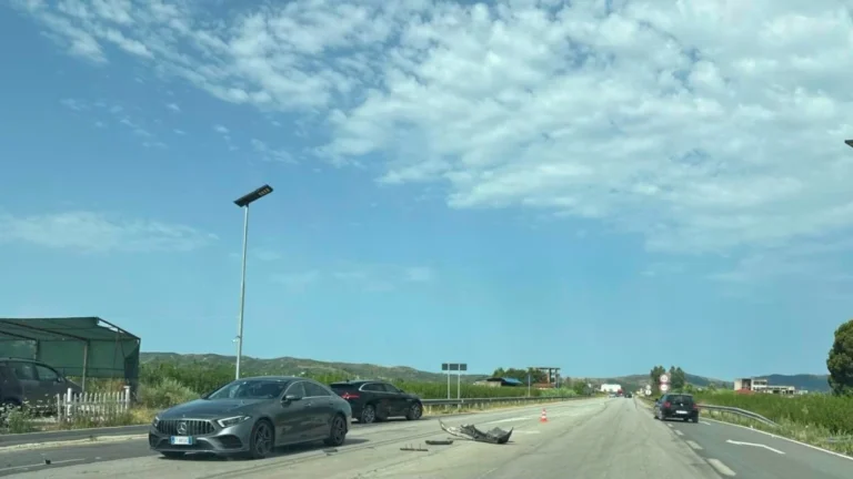 Tre makina përplasen në aksin Peqin-Elbasan, dy të plagosur