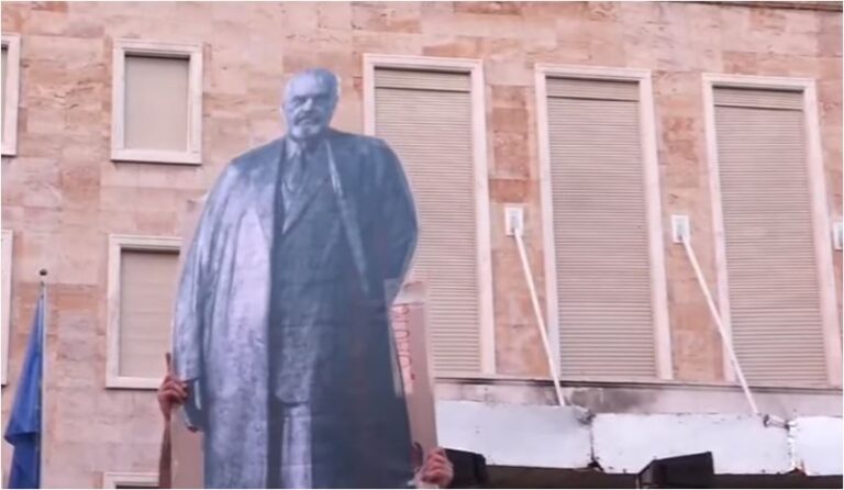 32 ditë protestë, qytetarët sjellin ”bustin” e Ramës para Kryeministrisë: Do të rrëzohet