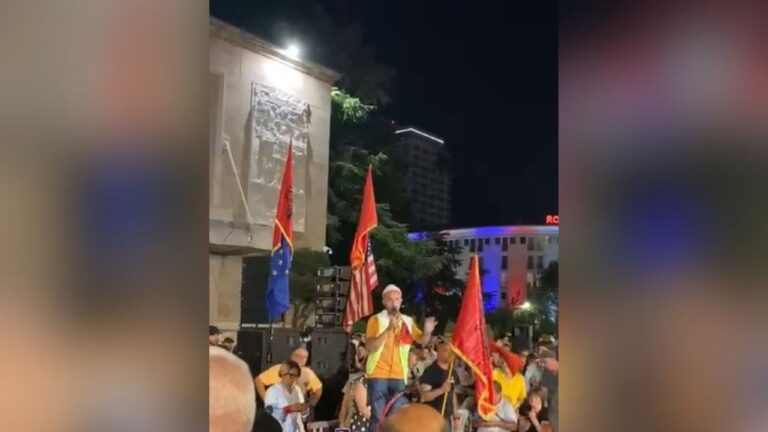Sulmet ndaj gazetarëve, Arben Kola thirrje protestuesve: Nuk preken, mbrohen edhe nga ligjet ndërkombëtare