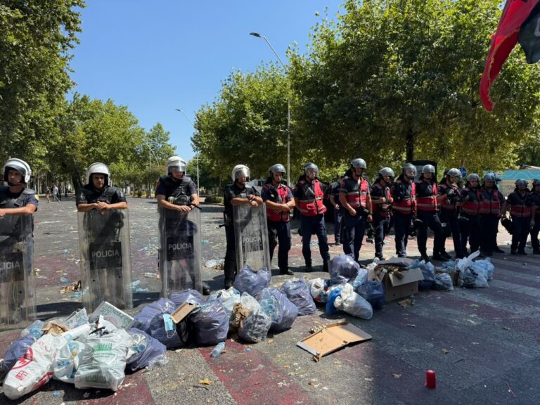 Veprim simbolik në protestë, qese me plehra para policisë