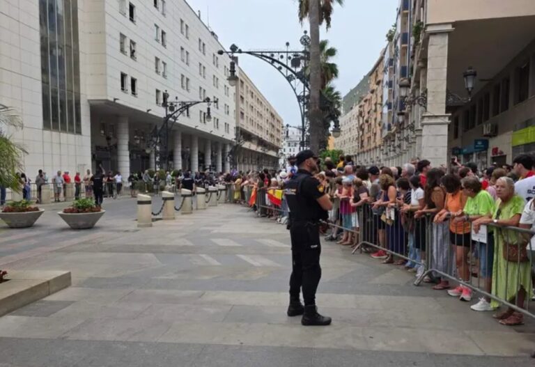 Kryeministri Sanchez vizitë në Ceuta, qytetarët e presin me protesta: Na ke tradhëtuar