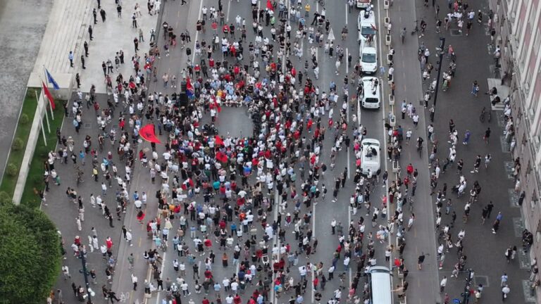 Taulant Balla poston foton nga protesta këtë mbrëmje: Qytetarët u distancuan nga dhuna e talebanëve