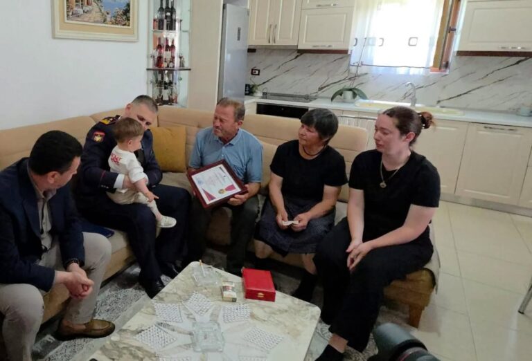 Nderim për Dëshmorin e Atdheut, drejtori Hita i dorëzon familjes Mekolli medaljen e mirënjohjes. Djali fiton status të veçantë