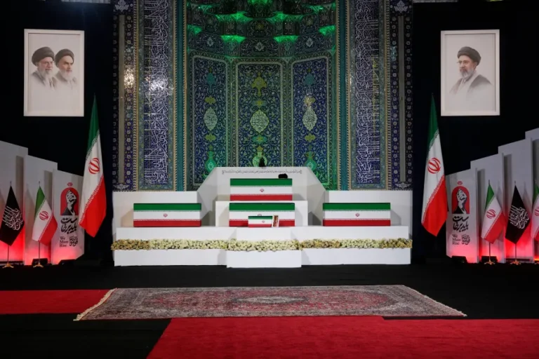 Katër muaj e katër ditë pas vrasjes, në Teheran ekspozohet arkivoli i Ali Khamaneit
