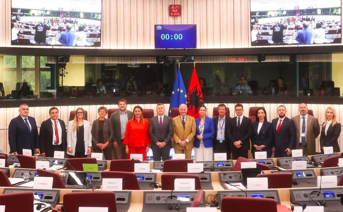 Rama  Europarlamentarët votuan pro Shqipërisë  kurse opozita dha votë kundër dhe ikën për të dalë në fotoprotestë