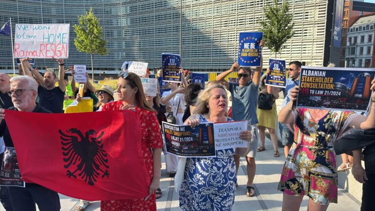 Berisha poston fotot nga Brukseli: Kudo që shkon e përçmojnë, Diaspora e pret me protestë Ramën