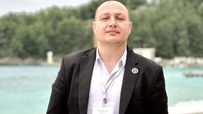Homazhe për Enrik Mehmetin, familjarë, kolegë dhe zyrtarë i japin lamtumirën e fundit