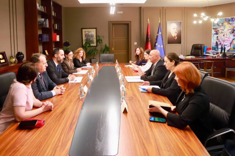 Ministri Lamallari pret të Dërguarin e Posaçëm europian për Çarmatimin: Shqipëria mbetet partner i besueshëm i BE