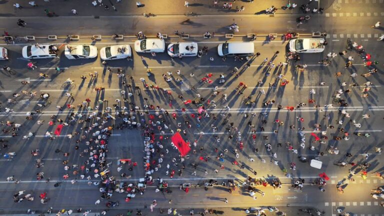 Tkurrja e protestës, Balla poston foton: Shqipërinë nuk e ndal më askush në rrugën e zhvillimit