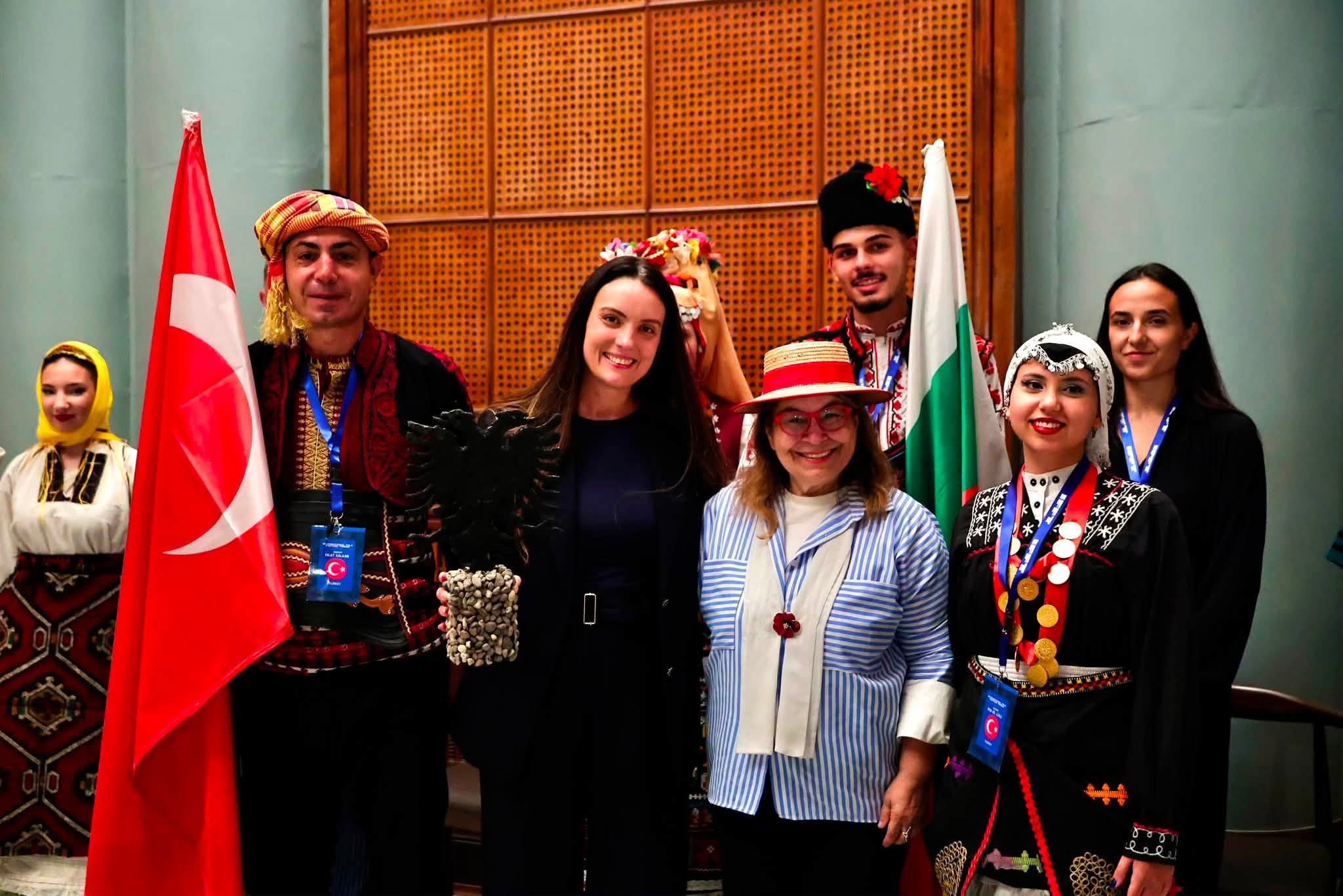Ministri Gonxhja  Folklori  gjuhë universale që bashkon kulturat dhe popujt