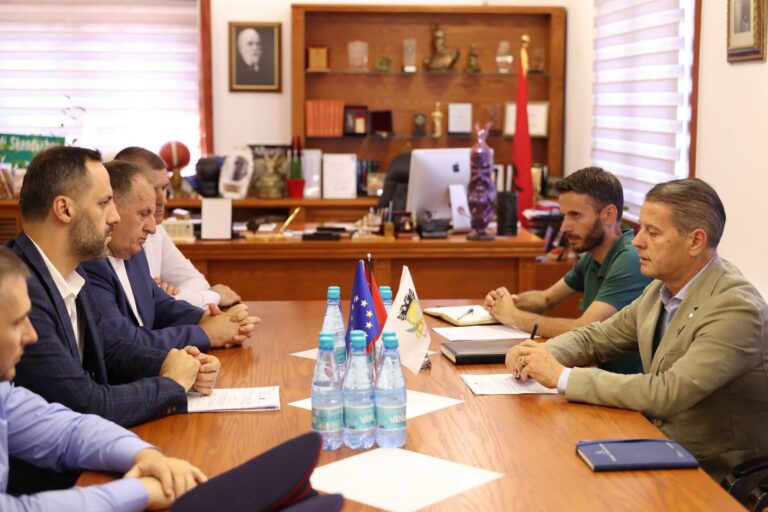 Lezhë/ Kryebashkiaku Pjerin Ndreu zhvillon takim me drejtuesit e sigurisë për mbarëvajtjen e sezonit turistik