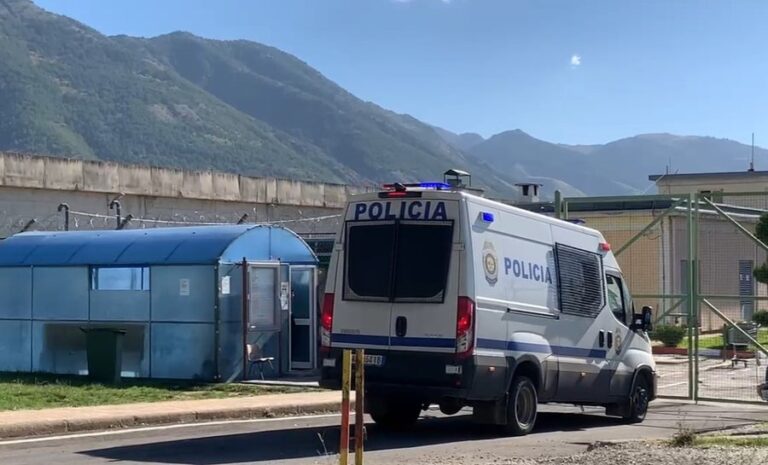Amnistia/ Lirohen 60 të burgosur në Drenovë dhe 12 gra në Pojskë