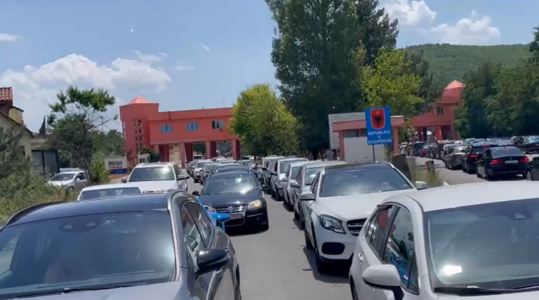 Kaos në Qafë-Thanë, 3 orë pritje për udhëtarët
