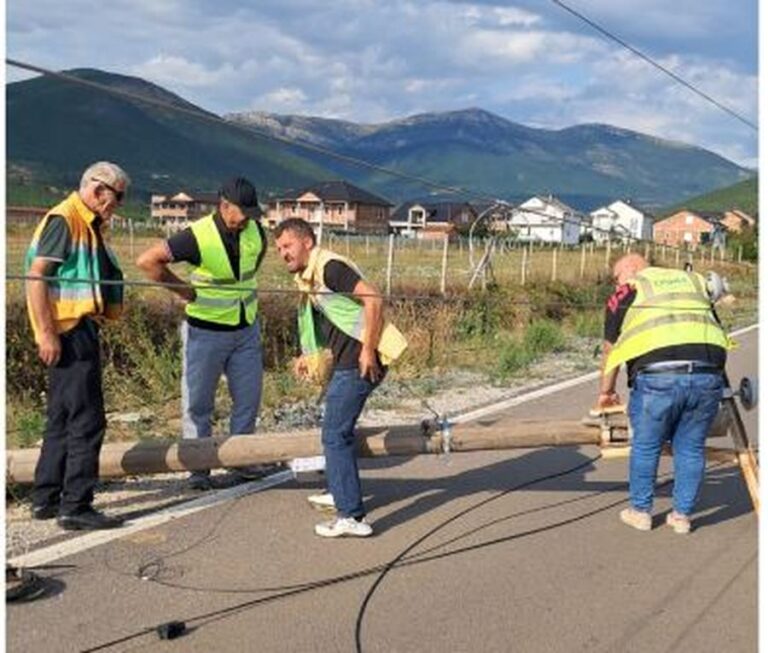 Rrëzohen shtyllat elektrike, pa energji disa zona