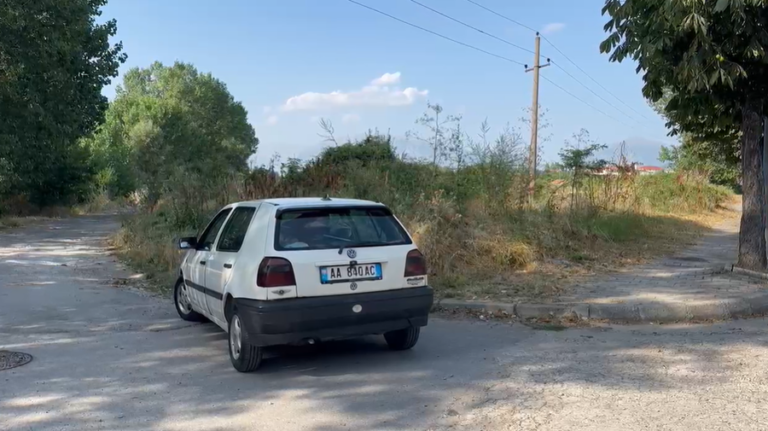 Aksident, automjeti përplas karrocën me fëmijë