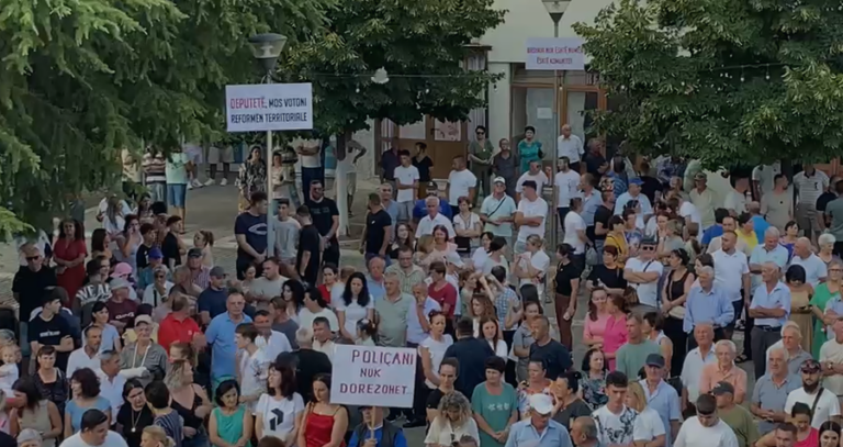 Protestë kundër shkrirjes së bashkisë, kreu i PS-së në Poliçan lë detyrën