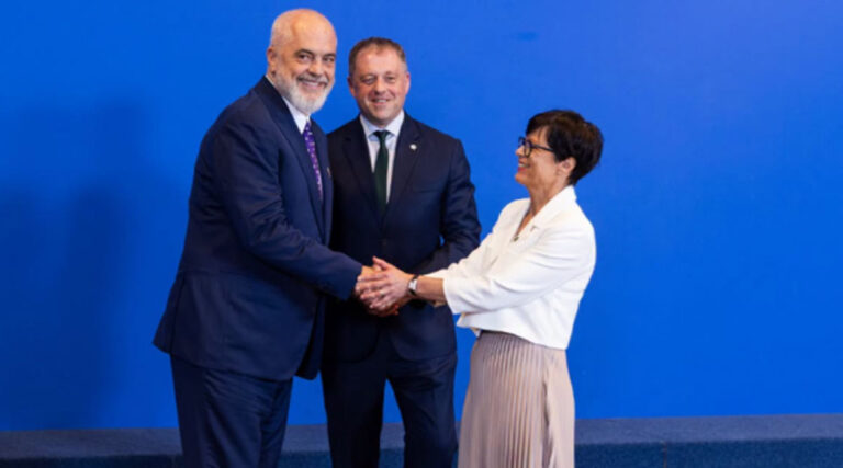Nga vizita në Paris te mbyllja e tre kapitujve të negociatave në Bruksel, Rama ndan fotoalbumin e javës