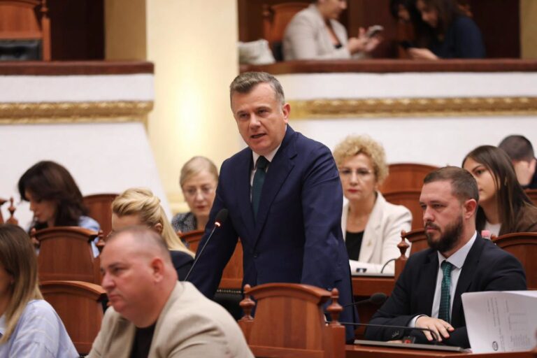 Balla poston pamjet: Rama mbështet bizneset e prekura nga aktet vandale