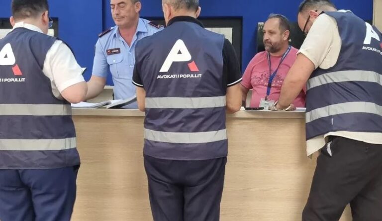 Dhunë ndaj një protestuesi të arrestuar? Avokati i Popullit nis verifikimet