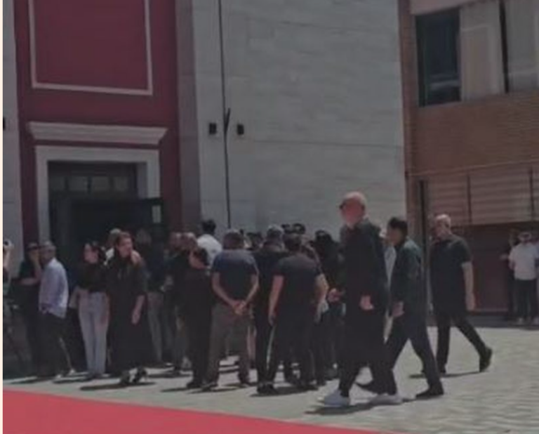 Homazhet për gazetarin Enrik Mehmeti, merr pjesë edhe kryeministri Rama
