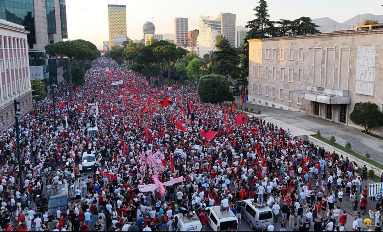 A po e zëvendëson protesta qytetare opozitën? Koha për një Pol të Tretë?