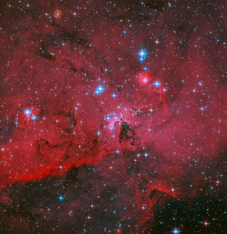 Teleskopi Hapësinor Hubble i NASA-s zbulon një “çerdhe” kozmike të ndezur, ku lindin mijëra yje