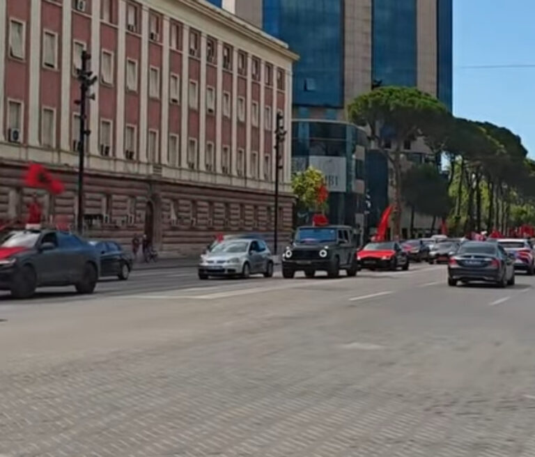 Drejt Tiranës nga toka, ajri dhe deti për protestën, Berisha: Zoti i bekoftë shqiptarët