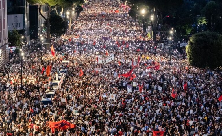 35 ditë revoltë, Diaspora “zbarkon” sot në Tiranë, protestuesit këmbëngulin
