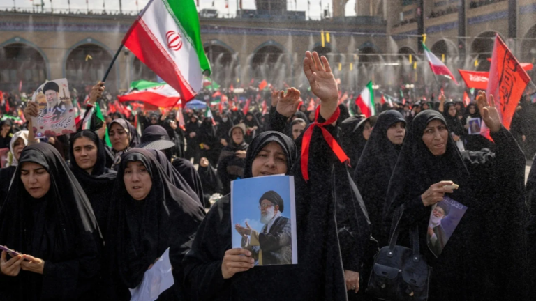 Vdekje e SHBA-së”, mijëra iranianë përcjellin Khamenein në banesën e fundit