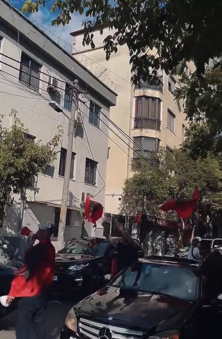 Shqiptarët nga diaspora zhvendosen përpara Komisariatit nr.3