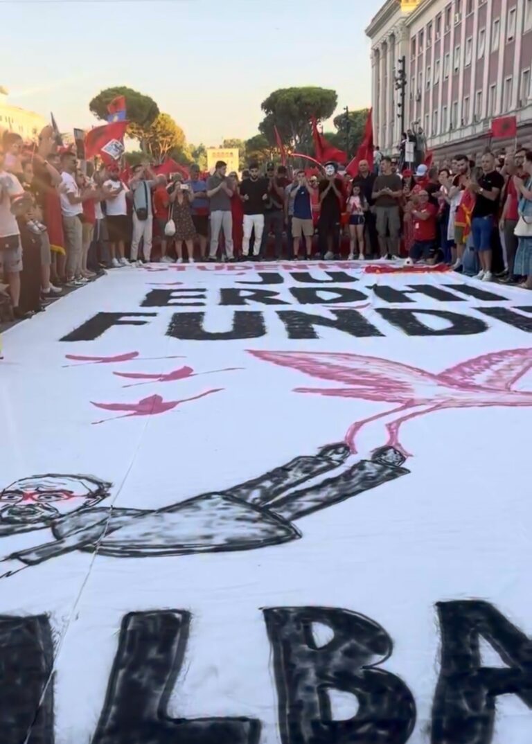 “Ne e hapem sërish banderolën”, shqiptarët në bulevard